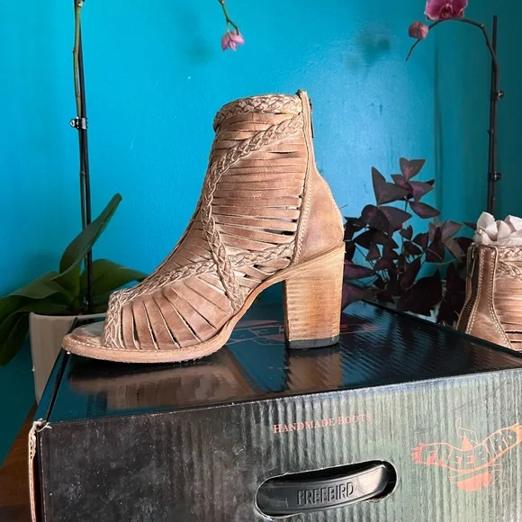 Freebirds Bela size 7 taupe - Picture 5 of 6